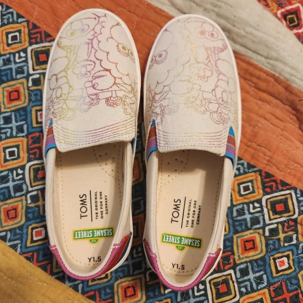 NWOT SESAME STREET TOMS 1.5 KIDS